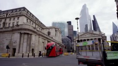 Londra / İngiltere - 05 / 16 / 2020: Londra 'nın işlek bölgesi, insanların COVID-19 Coronavirus salgını sırasında kendilerini soyutladıkları popüler bir yer. Kraliyet Borsa Binası. Banka İstasyonu
