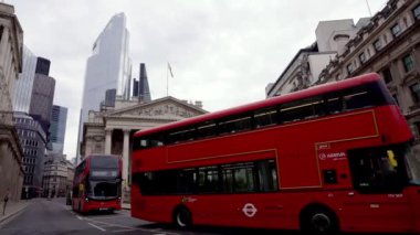Londra / İngiltere - 05 / 16 / 2020: Londra 'nın işlek bölgesi, insanların COVID-19 Coronavirus salgını sırasında kendilerini soyutladıkları popüler bir yer. Kraliyet Borsa Binası. Banka İstasyonu