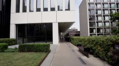 Londra / İngiltere - 05 / 16 / 2020: İnsanlar COVID-19 koronavirüs salgını sırasında kendilerini izole ettikleri için Barbican bölgesinde egzersiz yapıyorlar.