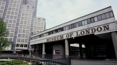 Londra / İngiltere - 05 / 16 / 2020: Londra Müzesine giriş COVID-19 koronavirüs salgını sırasında insanların kendini izole etmesi nedeniyle kapandı.