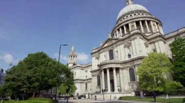 Londra / İngiltere - 05 / 16 / 2020: Kapatılan St Paul Katedrali 'nin yanındaki boş sokaklar, COVID-19 Coronavirus salgını sırasında insanlar kendilerini izole ediyorlar.