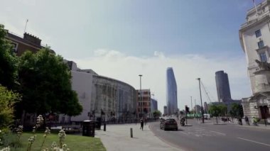 Londra / İngiltere - 05 / 16 / 2020: Blackfriars bölgesinde bisiklete binen pek çok kişi, kendini tecrit döneminde, COVID-19 koronavirüs salgını.