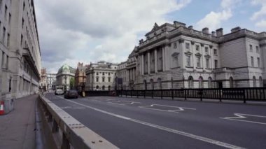 Londra / İngiltere - 05 / 08 / 2020: Londra Waterloo Köprüsü, COVID-19 koronavirüs salgını sırasında insanların kendilerini izole etmeleri nedeniyle neredeyse boş. 