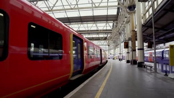 London 2020 Der Londoner Zug Südwesten Ist Leer Sich Die — Stockvideo
