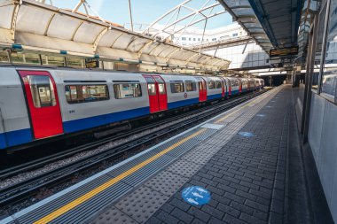 Londra / İngiltere - 05 / 21 / 2020: Londra 'nın işlek bölgesi, insanların COVID-19 Coronavirus salgını sırasında kendilerini izole etmeleri nedeniyle popüler bir yer. Hammersmith İstasyonu