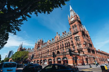 Londra / İngiltere - 05 / 21 / 2020: Londra 'nın işlek bölgesi, insanların COVID-19 Coronavirus salgını sırasında kendilerini izole etmeleri nedeniyle popüler bir yer. St Pancras istasyon binası