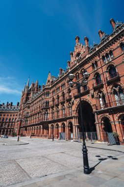 Londra / İngiltere - 05 / 21 / 2020: Londra 'nın işlek bölgesi, insanların COVID-19 Coronavirus salgını sırasında kendilerini izole etmeleri nedeniyle popüler bir yer. St Pancras istasyon binası