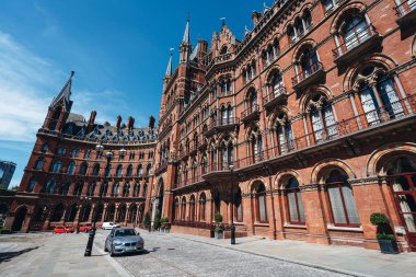 Londra / İngiltere - 05 / 21 / 2020: Londra 'nın işlek bölgesi, insanların COVID-19 Coronavirus salgını sırasında kendilerini izole etmeleri nedeniyle popüler bir yer. St Pancras istasyon binası