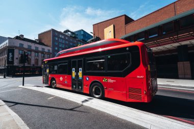 Londra / İngiltere - 05 / 21 / 2020: Londra 'nın işlek bölgesi, insanların COVID-19 Coronavirus salgını sırasında kendilerini izole etmeleri nedeniyle popüler bir yer. St Pancras istasyonundaki boş otobüs