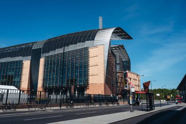 Londra / İngiltere - 05 / 21 / 2020: Londra 'nın işlek bölgesi, insanların COVID-19 Coronavirus salgını sırasında kendilerini izole etmeleri nedeniyle popüler bir yer. Francis Crick Enstitüsü