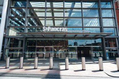 Londra / İngiltere - 05 / 21 / 2020: Londra 'nın işlek bölgesi, insanların COVID-19 Coronavirus salgını sırasında kendilerini izole etmeleri nedeniyle popüler bir yer. St Pancras girişi