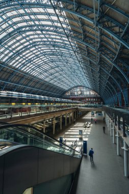 Londra / İngiltere - 05 / 21 / 2020: Londra 'nın işlek bölgesi, insanların COVID-19 Coronavirus salgını sırasında kendilerini izole etmeleri nedeniyle popüler bir yer. Kapalı dükkanları ve barları olan St Pancras istasyonunun içi