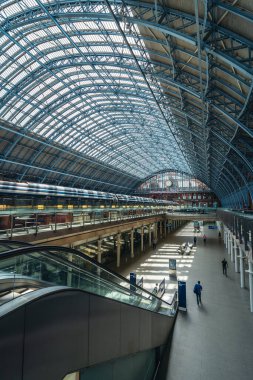 Londra / İngiltere - 05 / 21 / 2020: Londra 'nın işlek bölgesi, insanların COVID-19 Coronavirus salgını sırasında kendilerini izole etmeleri nedeniyle popüler bir yer. Kapalı dükkanları ve barları olan St Pancras istasyonunun içi