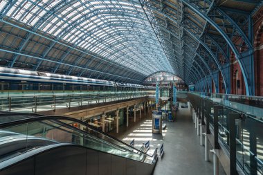 Londra / İngiltere - 05 / 21 / 2020: Londra 'nın işlek bölgesi, insanların COVID-19 Coronavirus salgını sırasında kendilerini izole etmeleri nedeniyle popüler bir yer. Kapalı dükkanları ve barları olan St Pancras istasyonunun içi