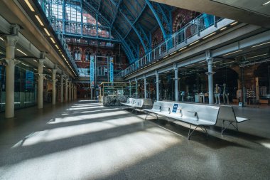 Londra / İngiltere - 05 / 21 / 2020: Londra 'nın işlek bölgesi, insanların COVID-19 Coronavirus salgını sırasında kendilerini izole etmeleri nedeniyle popüler bir yer. Kapalı dükkanları ve barları olan St Pancras istasyonunun içi