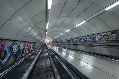 Londra / İngiltere - 05 / 21 / 2020: Londra 'nın işlek bölgesi, insanların COVID-19 Coronavirus salgını sırasında kendilerini izole etmeleri nedeniyle popüler bir yer. Yürüyen merdiven Piccadilly istasyonu