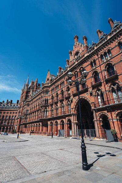 Лондон / Великобритания - 05 / 21 / 2020: оживленный район Лондона, популярное место, пустое, поскольку люди самоизолируются во время пандемии коронавируса COVID-19. Здание вокзала Сент-Панкрас
