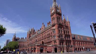 Londra / İngiltere - 05 / 21 / 2020: Londra 'nın işlek bölgesi, insanların COVID-19 Coronavirus salgını sırasında kendilerini izole etmeleri nedeniyle popüler bir yer. St Pancras istasyon binası