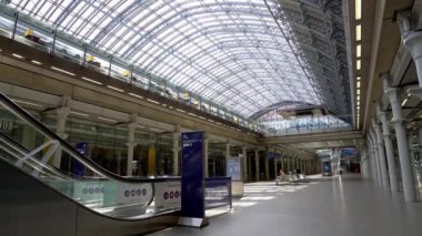 Londra / İngiltere - 05 / 21 / 2020: Londra 'nın işlek bölgesi, insanların COVID-19 Coronavirus salgını sırasında kendilerini izole etmeleri nedeniyle popüler bir yer. Kapalı dükkanları ve barları olan St Pancras istasyonunun içi