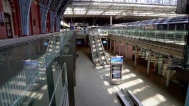 Londra / İngiltere - 05 / 21 / 2020: Londra 'nın işlek bölgesi, insanların COVID-19 Coronavirus salgını sırasında kendilerini izole etmeleri nedeniyle popüler bir yer. Kapalı dükkanları ve barları olan St Pancras istasyonunun içi