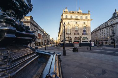 Londra / İngiltere - 05 / 23 / 2020: Londra 'nın işlek bölgesi, insanların COVID-19 Coronavirus salgını sırasında kendilerini soyutladıkları popüler bir yer. Piccadilly Sirk Meydanı 'nda kimse yok.