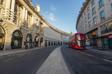 Londra / İngiltere - 05 / 23 / 2020: Londra 'nın işlek bölgesi, insanların COVID-19 Coronavirus salgını sırasında kendilerini soyutladıkları popüler bir yer. Regent caddesinde boş otobüs