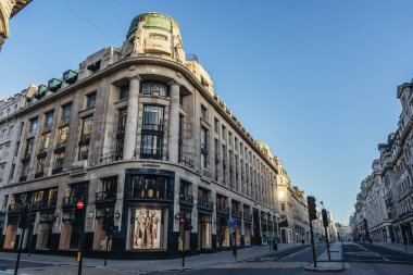Londra / İngiltere - 05 / 23 / 2020: Londra 'nın işlek bölgesi, insanların COVID-19 Coronavirus salgını sırasında kendilerini soyutladıkları popüler bir yer. Regent caddesindeki güzel Burberry İnşaat Dükkanı