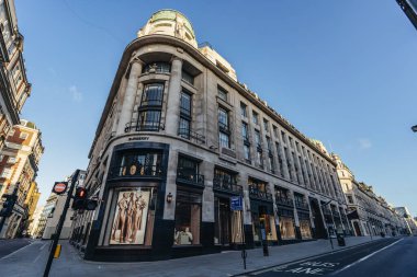 Londra / İngiltere - 05 / 23 / 2020: Londra 'nın işlek bölgesi, insanların COVID-19 Coronavirus salgını sırasında kendilerini soyutladıkları popüler bir yer. Regent caddesindeki güzel Burberry İnşaat Dükkanı