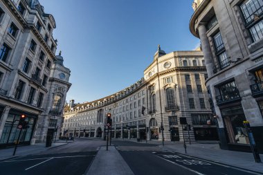 Londra / İngiltere - 05 / 23 / 2020: Londra 'nın işlek bölgesi, insanların COVID-19 Coronavirus salgını sırasında kendilerini soyutladıkları popüler bir yer. Regent caddesinde kimse yok.