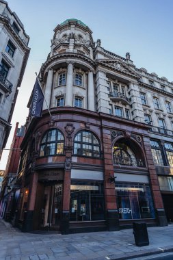 Londra / İngiltere - 05 / 23 / 2020: Londra 'nın işlek bölgesi, insanların COVID-19 Coronavirus salgını sırasında kendilerini soyutladıkları popüler bir yer. Regent Caddesindeki Calvin KLein Dükkanı