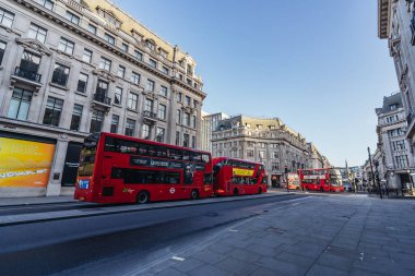 Londra / İngiltere - 05 / 23 / 2020: Londra 'nın işlek bölgesi, insanların COVID-19 Coronavirus salgını sırasında kendilerini soyutladıkları popüler bir yer. Oxford Caddesi Kavşağında Kırmızı Çift Katlı Otobüsler