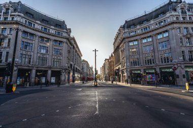Londra / İngiltere - 05 / 23 / 2020: Londra 'nın işlek bölgesi, insanların COVID-19 Coronavirus salgını sırasında kendilerini soyutladıkları popüler bir yer. Oxford Caddesi Meydanı 'nda kimse yok.