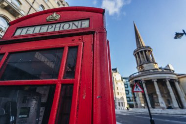 Londra / İngiltere - 05 / 23 / 2020: Londra 'nın işlek bölgesi, insanların COVID-19 Coronavirus salgını sırasında kendilerini soyutladıkları popüler bir yer. Tüm Ruhlar Langham Meydanı