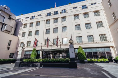 Londra / İngiltere - 05 / 23 / 2020: Londra 'nın işlek bölgesi, insanların COVID-19 Coronavirus salgını sırasında kendilerini soyutladıkları popüler bir yer. Beaumont Binası