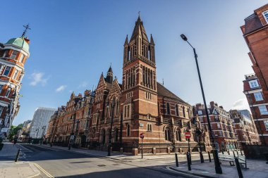 Londra / İngiltere - 05 / 23 / 2020: Londra 'nın işlek bölgesi, insanların COVID-19 Coronavirus salgını sırasında kendilerini soyutladıkları popüler bir yer. Ukrayna Kilisesi