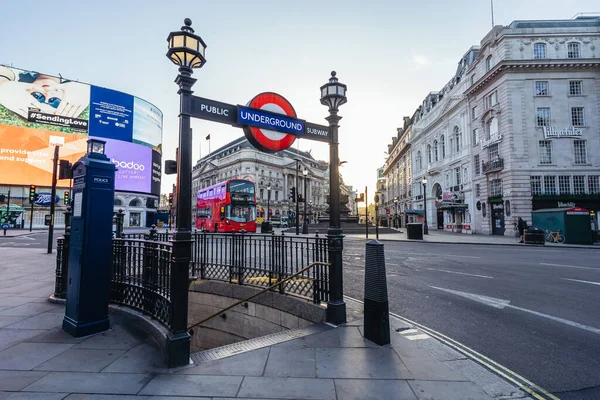 Londra / İngiltere - 05 / 23 / 2020: Londra 'nın işlek bölgesi, insanların COVID-19 Coronavirus salgını sırasında kendilerini soyutladıkları popüler bir yer. Piccadilly Sirk İstasyonu girişi