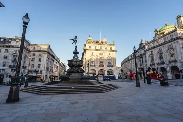 Londra / İngiltere - 05 / 23 / 2020: Londra 'nın işlek bölgesi, insanların COVID-19 Coronavirus salgını sırasında kendilerini soyutladıkları popüler bir yer. Piccadilly Sirk Meydanı 'nda kimse yok.