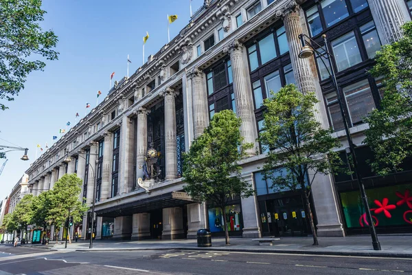 Londra / İngiltere - 05 / 23 / 2020: Londra 'nın işlek bölgesi, insanların COVID-19 Coronavirus salgını sırasında kendilerini soyutladıkları popüler bir yer. Selfridges Mağaza Binası