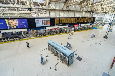 Londra / İngiltere - 05 / 23 / 2020: Londra 'nın işlek bölgesi, insanların COVID-19 Coronavirus salgını sırasında kendilerini soyutladıkları popüler bir yer. Waterloo İstasyonu