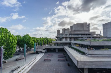 Londra / İngiltere - 05 / 23 / 2020: Londra 'nın işlek bölgesi, insanların COVID-19 Coronavirus salgını sırasında kendilerini soyutladıkları popüler bir yer. Ulusal Tiyatro
