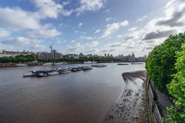 Londra / İngiltere - 05 / 23 / 2020: Londra 'nın işlek bölgesi, insanların COVID-19 Coronavirus salgını sırasında kendilerini soyutladıkları popüler bir yer. Waterloo Köprüsü 'nden bulutlu bir günde Thames Rier görüntüsü