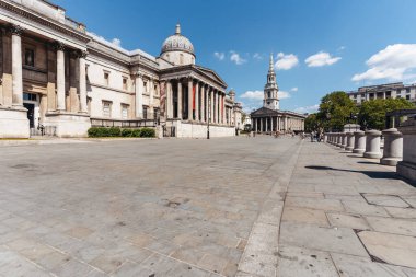 Londra / İngiltere - 05 / 25 / 2020: Londra 'nın işlek bölgesi, COVID-19 koronavirüs salgını sırasında popüler hedef. Ulusal Galeri. Trafalgar Meydanı