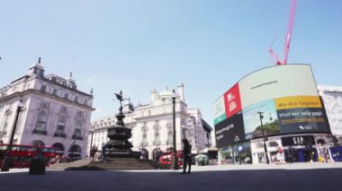 Londra / İngiltere - 05 / 25 / 2020: Londra 'nın işlek bölgesi, COVID-19 koronavirüs salgını sırasında popüler hedef. Piccadilly Sirk Meydanı. 