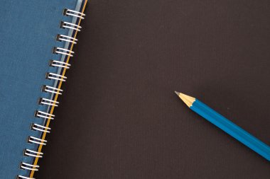 Metal spiral ve mavi kalemli kağıdın klasik arkaplanı