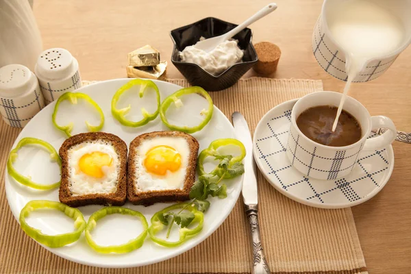 Kızarmış ekmek ve yumurta ile sağlıklı kahvaltı.