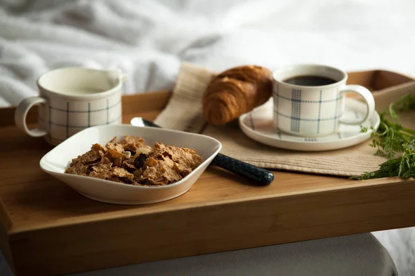 Sağlıklı kahvaltı kahve ile yatakta — Stok fotoğraf