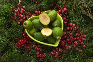 Feijoa, egzotik meyve dolu kase.