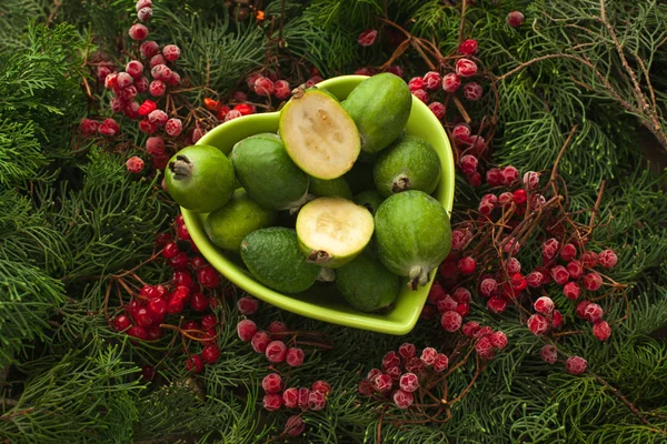  Feijoa, egzotik meyve dolu kase.