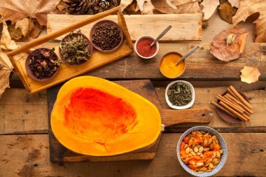 Vejetaryen pasta yemek için hazırlanan kabak.