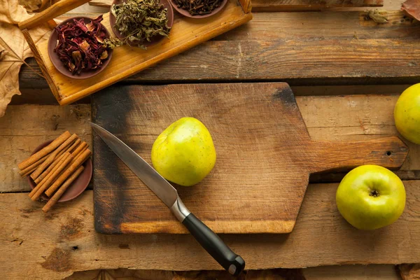Яблоки на деревянном столе, приготовленные для приготовления . — стоковое фото